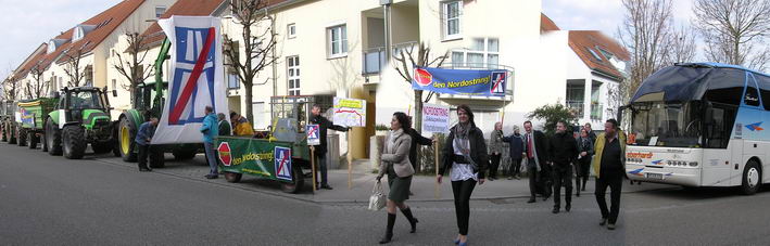 wenige Demonstranten empfangen die Besucherinnen und Besucher