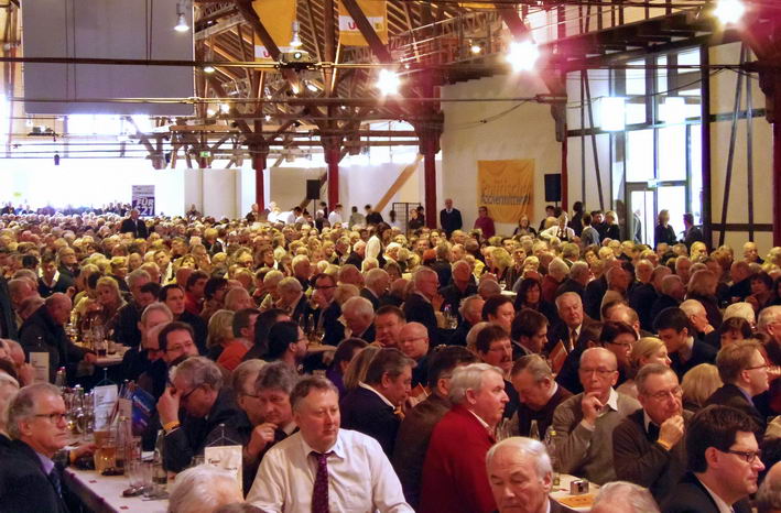 Massen von Teilnehmern in der Halle 