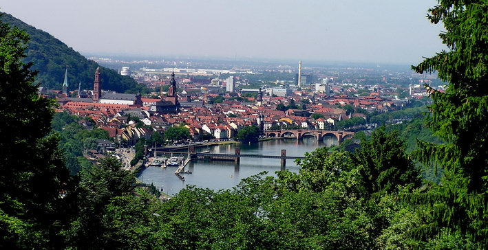 ein Blick vor der Kpfelhalle auf Heidelberg 