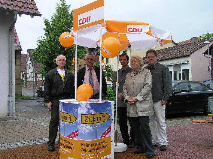 Bild:  Postplatz Zaisersweiher - v.l.: Erhard Knittel, Johannes Glz, Dr. Jochen Birkle, Marita Heugel, Alexander Heugel 