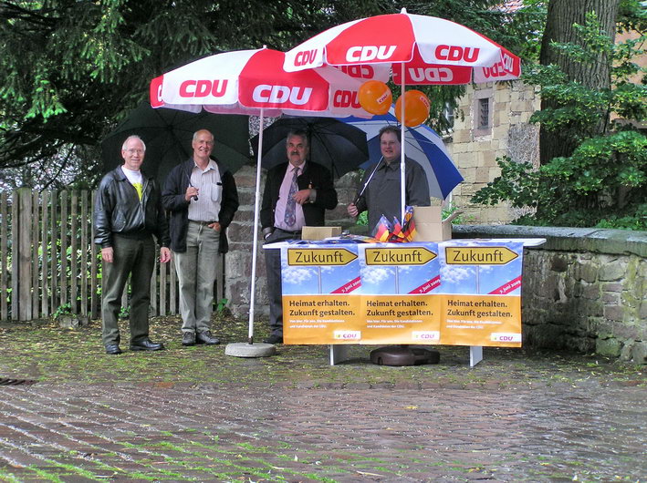 Bild:  bei strmendem Regen vor dem Klostertor in Maulbronn - v.l.: Erhard Knittel, Peter Pfitzer, Johannes Glz, Alexander Heugel 