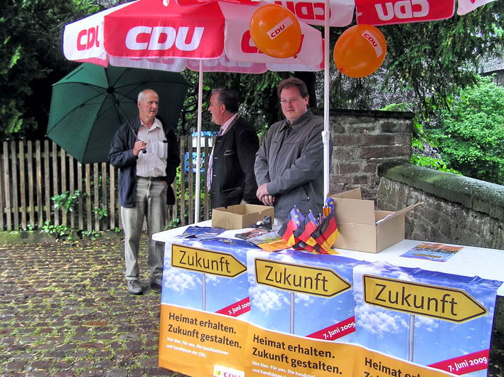 Bild:  vor dem Klostertor in Maulbronn - v.l.: Peter Pfitzer, Johannes Glz, Alexander Heugel