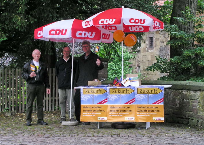 Bild:  vor dem Klostertor in Maulbronn - v.l.: Erhard Knittel, Peter Pfitzer, Frieder Esenwein