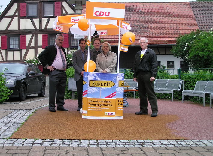 Bild:  Postplatz Zaisersweiher - v.l.: Johannes Glz, Dr. Jochen Birkle, Alexander Heugel, Marita Heugel, Erhard Knittel 