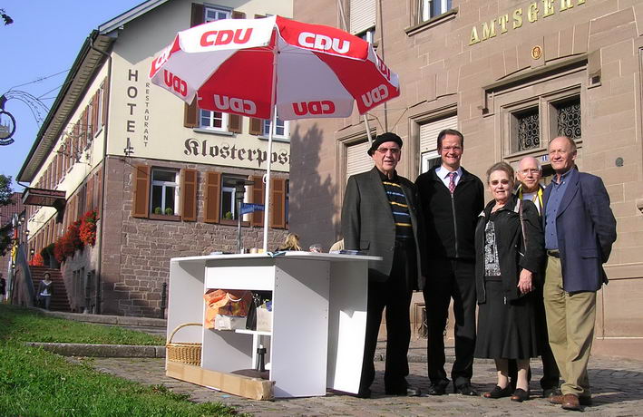 Gunther Krichbaum beim Infostand in Maulbronn