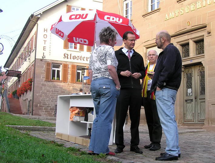 Gunther Krichbaum beim Infostand in Maulbronn