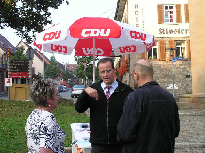 Gunther Krichbaum beim Infostand in Maulbronn