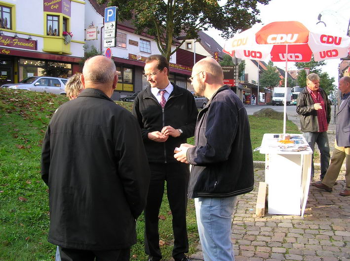 Gunther Krichbaum beim Infostand in Maulbronn