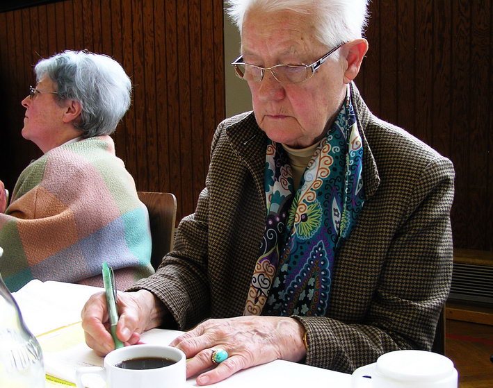 Frau Burrer (Maulbronn) macht sich Notizen vom Vortrag der Ministerin