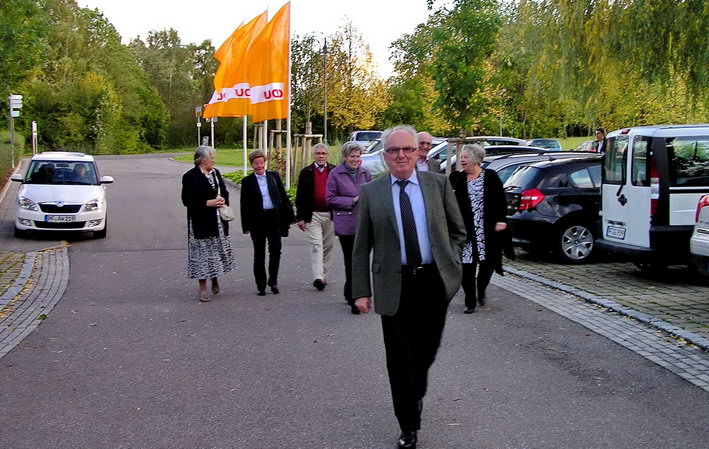 Teilnehmer des Kreisparteitages beim Eintreffen an der Wrmtalhalle