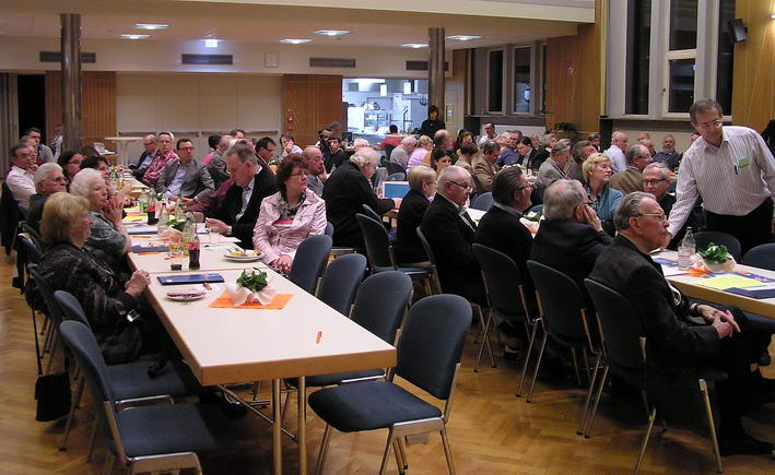 die Teilnehmer im Saal