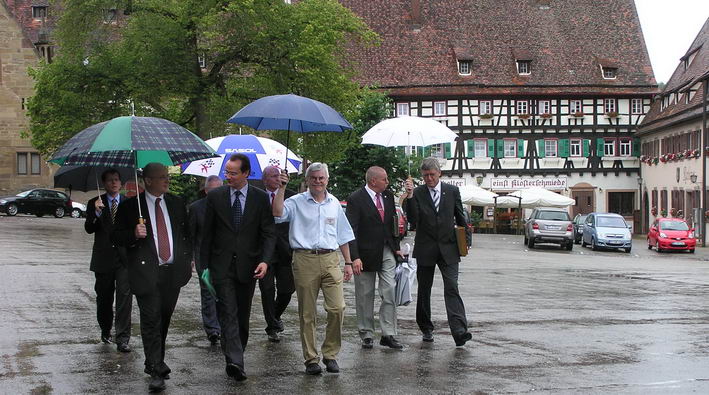 die Delegation vom Infocenter auf dem Weg zum Kloster 