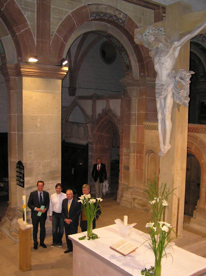 die Gste in der Klosterkirche unter dem Kreuz 