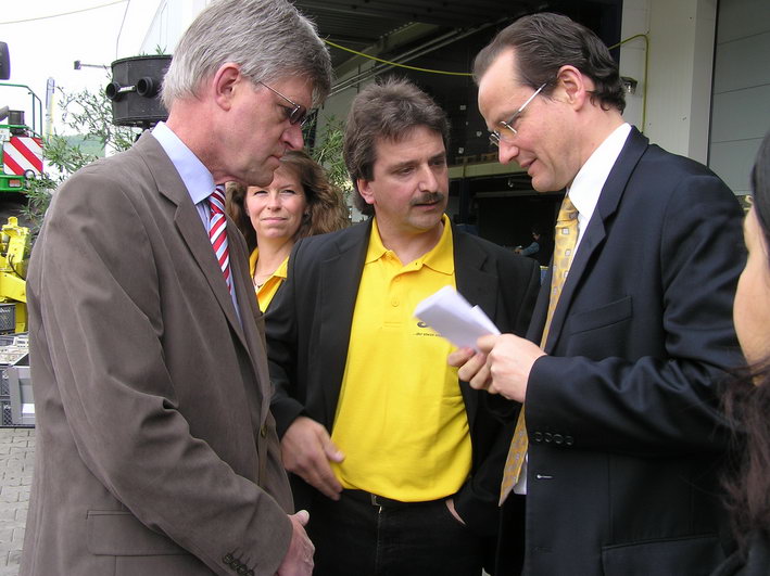 MdB Gunther Krichbaum (rechts) informiert sich