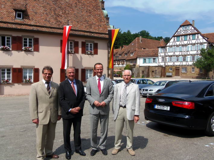 die Beteiligten vor dem Rathaus Maulbronn