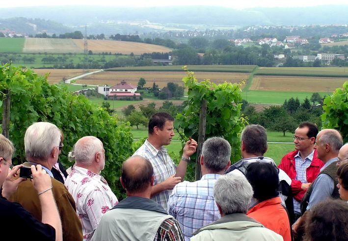 der Referent in seinem Element - das Weingut im Hintergrund