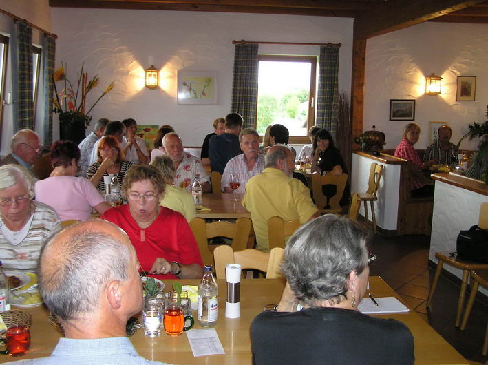 in der Weinstube - gemeinsam schmeckt es nach der Wanderung