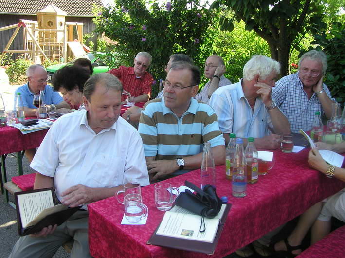 hin zur Durst lschenden Quelle - das Weingut Huermann in Diefenbach - links Viktor Bromm (Maulbronn) und Roland Evers (Zaisersweiher) 