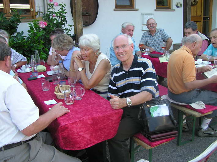 in der Mitte der Maulbronn CDU-Vorsitzende (Erhard Knittel) - im Hintergrund eine Wandergruppe aus Ensingen 