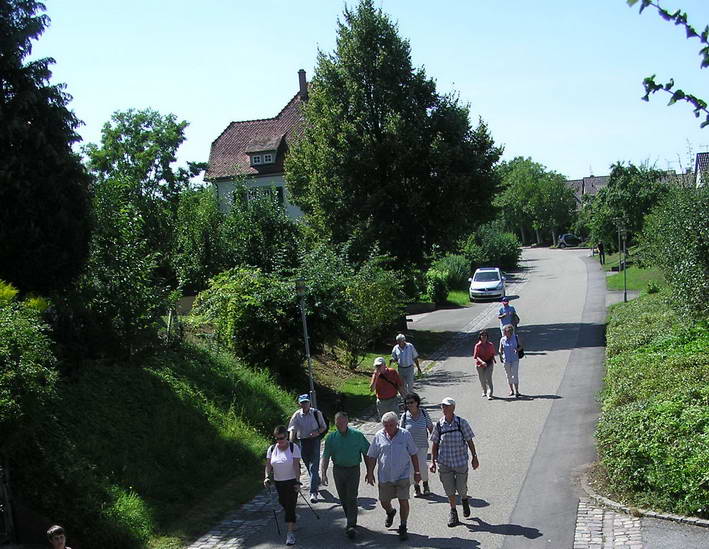 die Wandergruppe beim "Einmarsch" in Diefenbach 