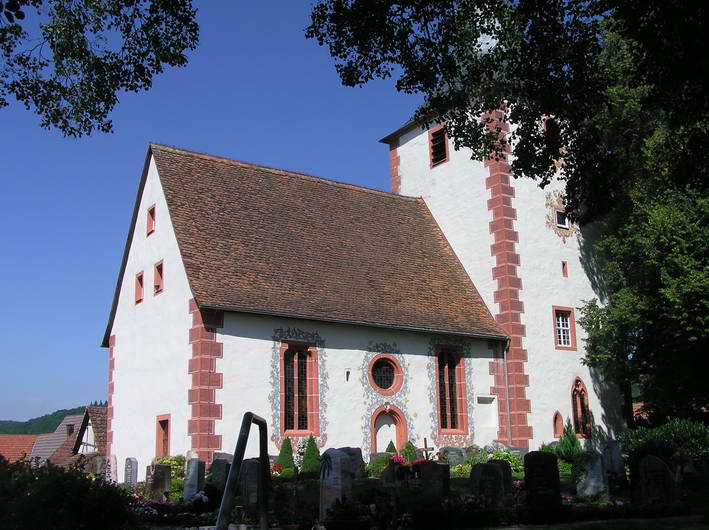 vorbei an der ev. Kirche von Diefenbach - gehen Sie mit dem Mauszeiger auf das Bild um 8 Sekunden dem nachmittglichen "Drei-Uhr-Leuten" zu lauschen - nur mit IE