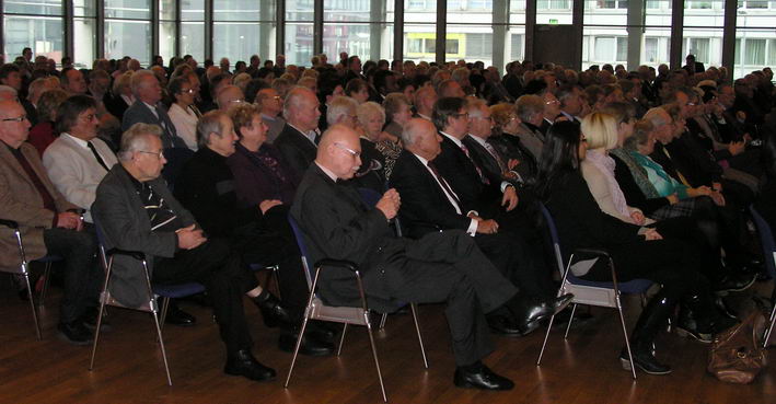 die zahlreichen Gste im Saal