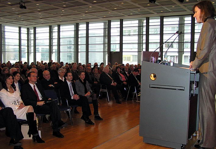 die Gastrednerin Sabine Wiedemann (rechts) und die aufmerksamen Zuhrer