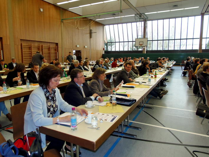 die Tagungsteilnehmer in der Schnbornhalle