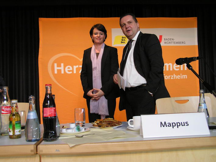 Viktoria Schmid wird von Stefan Mappus beglckwnscht