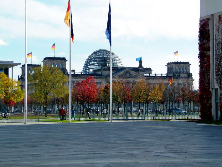 Blick vom Eingang des Bundeskanzlamtes