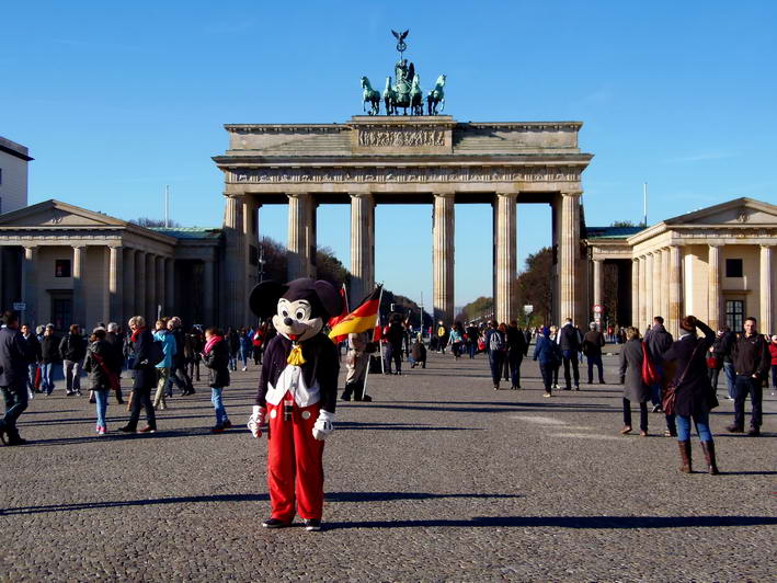 buntes Treiben am Brandenburger Tor