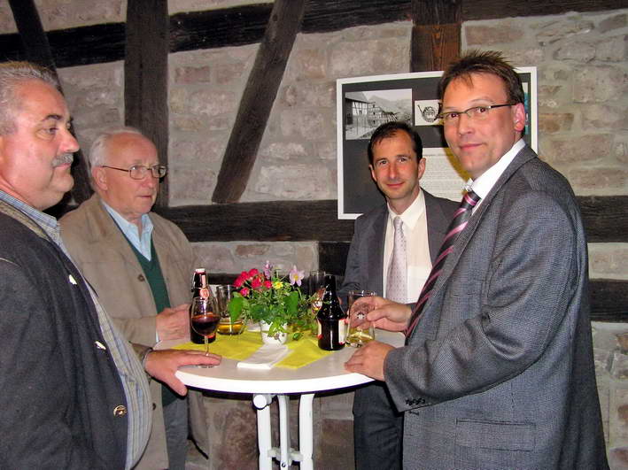 die Teilnehmer im Foyer beim "gemtlichen Teil"