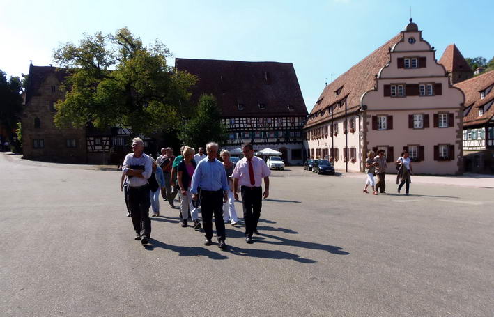 Gang ber den Klosterhof - die Gste auf dem Weg zum Kloster