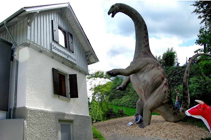 das alte Bahnwrterhaus mit einem Dino als Bewacher