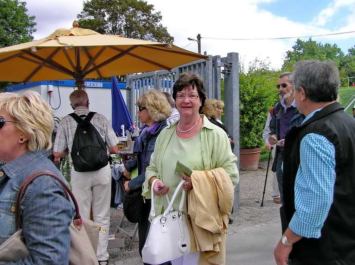 Frau Bernhardt betritt als Erste das LGS -Gelnde