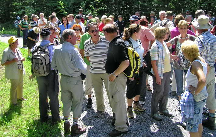 die Wandergruppe macht eine "Sammelpause"