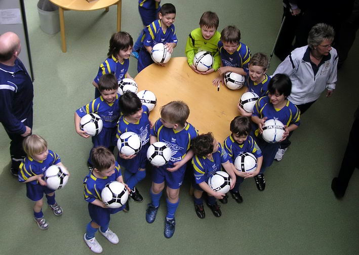 die Blle der Bambinis des FC Germania Brtzingen warten auf die Unterschrift des MPs