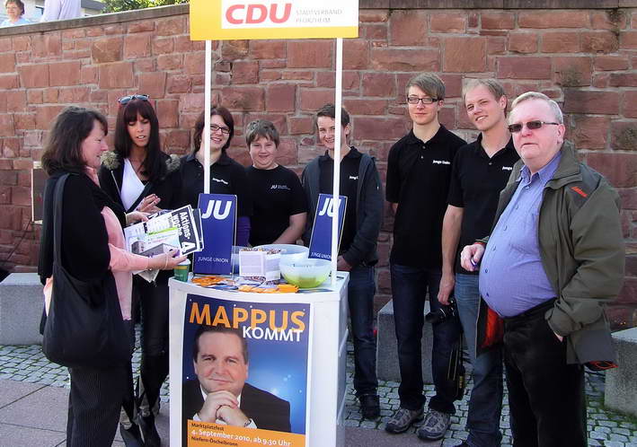 die JU auf dem Marktplatz in Niefern