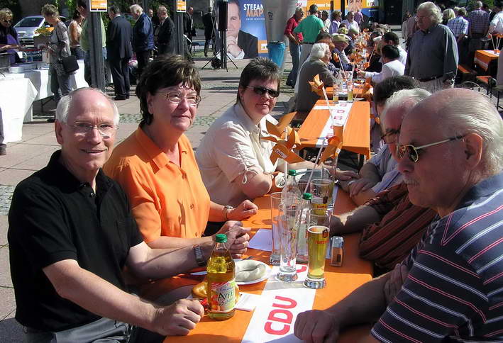 buntes Treiben beim Weiwurstessen auf dem Marktplatzfest