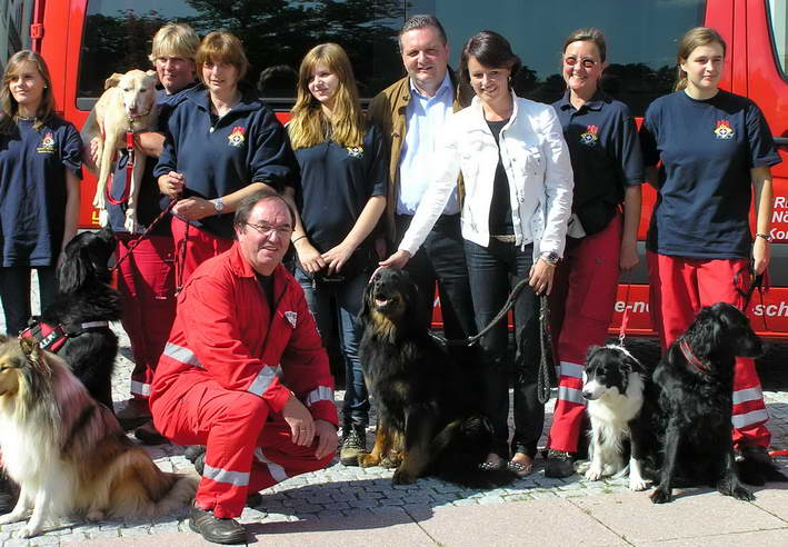 mittendrin der Ministerprsident Stefan Mappus und Viktoria Schmid bei der Rettungshundestaffel nrdlicher Schwarzwald