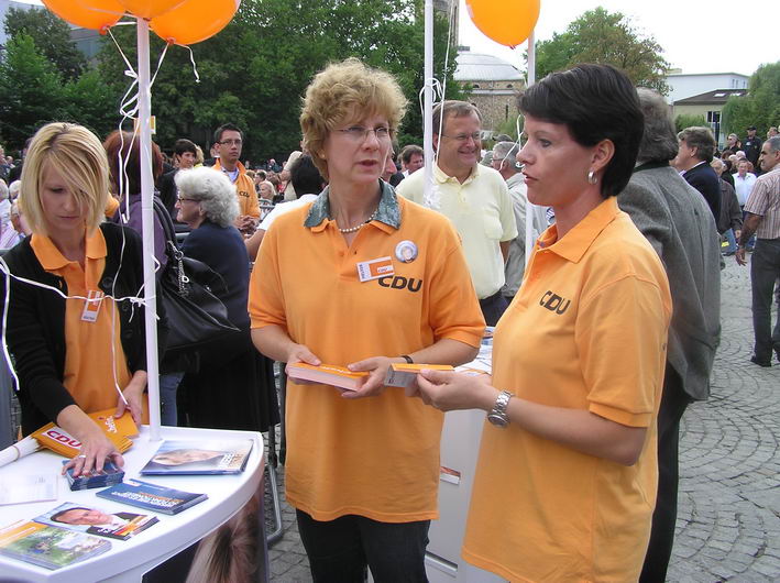 die Geschfsstellenmitarbeiterinnen Nicole Bed und Brigitte Schirrmacher, sowie Viktoria Schmid (Niefern-schelbronn) 