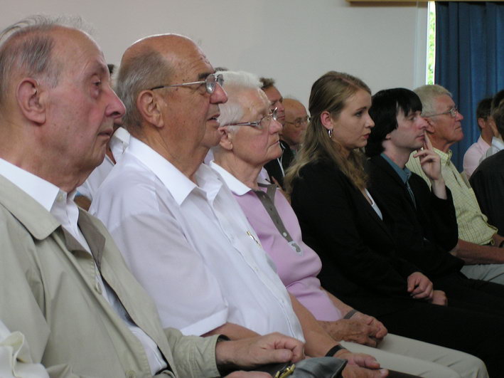 die Teilnehmer im Saal mit Teilnehmer aus Maulbronn