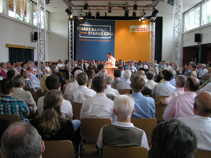 die Teilnehmer im Saal