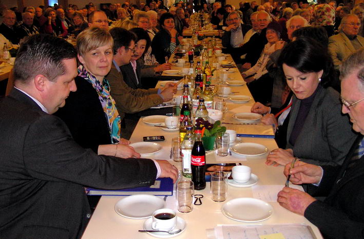 MP Stefan Mappus mit Frau, rechts Viktoria Schmid und Erwin Teufel