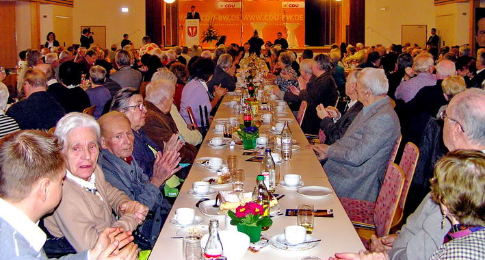 die Gste im Saal bei der Begrung