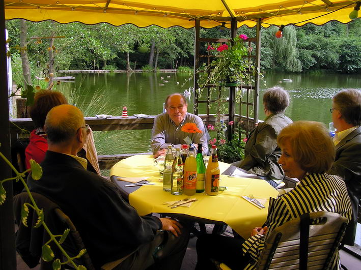 die Gste im Pavillon