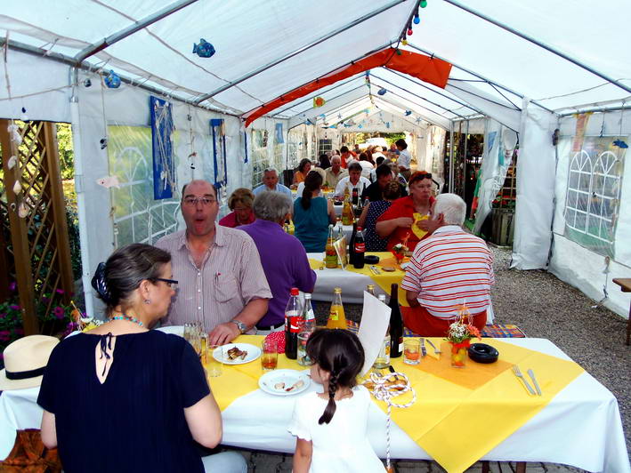 die Gste im Festzelt