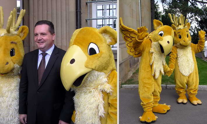 MP Stefan Mappus mit Hirsch und Greif - Doppelbild rechtes Bild Greif und Hirsch