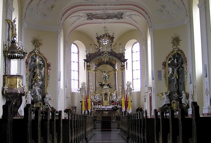 Bild:  Die Odenheimer Pfarrkirche St. Michael - innen vorne 