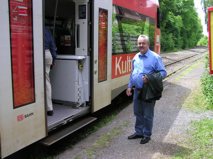 Bild:  Johannes Glz beim Einstieg in den Klosterstadtexpress bei der Haltestelle Maulbronn-Stadt 